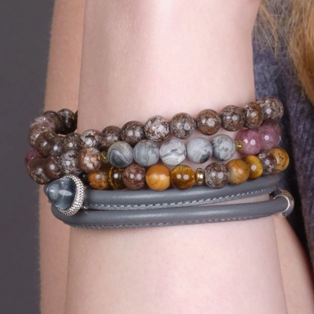 Lekkert i kombinasjon med flere armbånd.